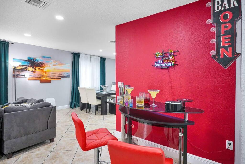 Escape Gameroom, Bar, Bbq, Spacious,King Bed, All Luxury Mattresses, Near Beach, 6 Blocks Away From Bars, Nite Clubs, Res, Shops ميامي المظهر الخارجي الصورة